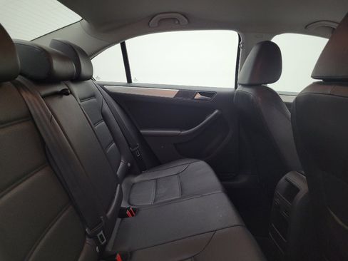 Used 2013 Volkswagen Jetta SE FWD image 19