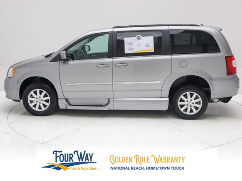 Used 2015 Chrysler Town & Country Touring FWD image 8