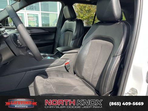Used 2024 Jeep Grand Cherokee Altitude AWD/4WD image 4