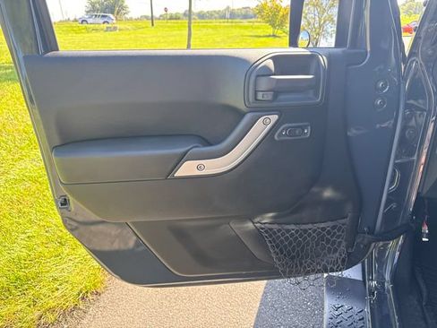Used 2016 Jeep Wrangler Unlimited Sahara w/ Connectivity Group AWD/4WD image 22