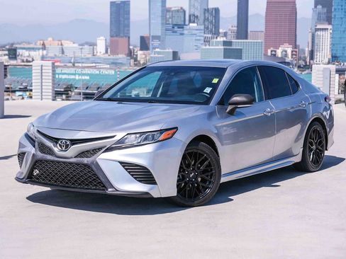 Used 2018 Toyota Camry SE w/ Moonroof Package FWD image 1