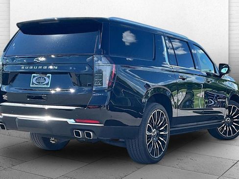 Used 2025 Chevrolet Suburban High Country AWD/4WD image 13