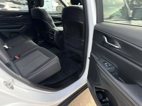 Used 2024 Jeep Grand Cherokee Laredo X image 22