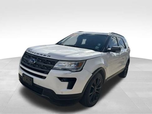 Used 2019 Ford Explorer XLT w/ Equipment Group 202A image 4