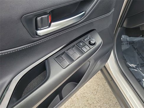 Used 2023 Toyota Venza LE image 14