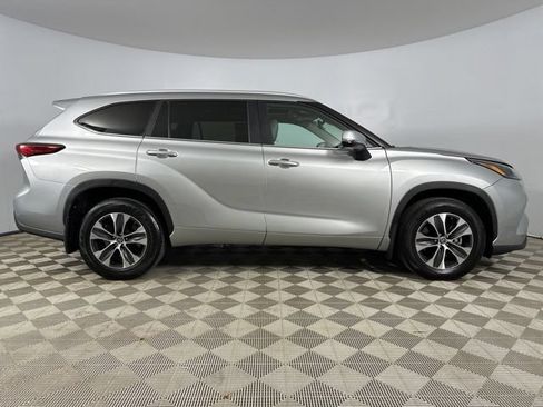 Used 2023 Toyota Highlander XLE AWD/4WD image 13