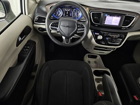 Used 2022 Chrysler Voyager LX FWD image 8