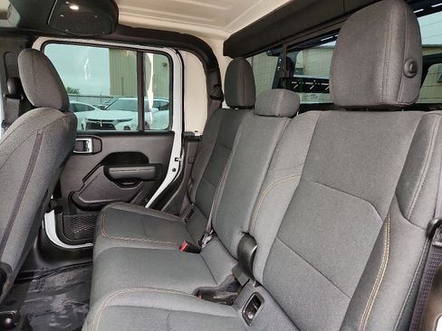 Used 2025 Jeep Gladiator Sport AWD/4WD image 9