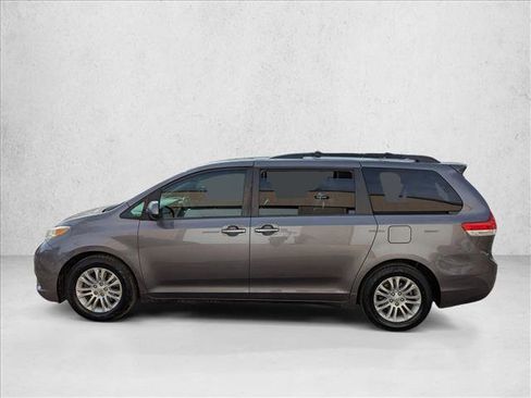 Used 2011 Toyota Sienna XLE w/ Premium Pkg image 9