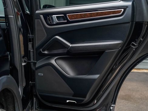 Used 2019 Porsche Cayenne image 32