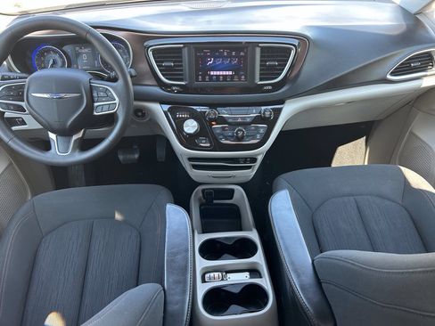 Used 2018 Chrysler Pacifica L FWD image 11