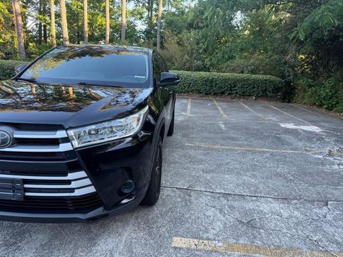Used 2018 Toyota Highlander LE FWD image 17