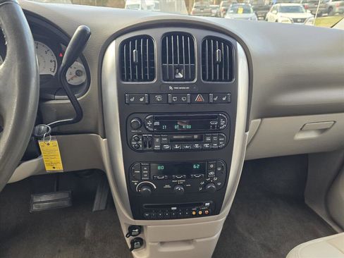 Used 2007 Chrysler Town & Country Touring image 12