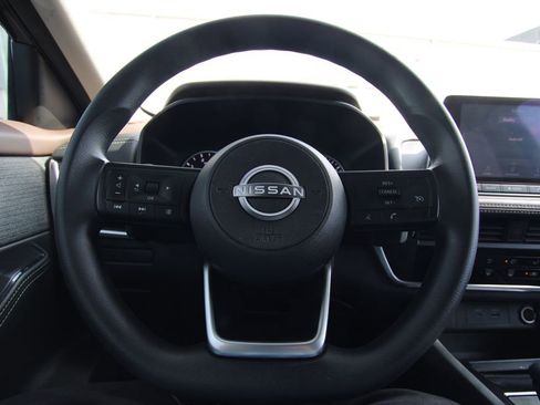 Used 2022 Nissan Rogue S image 17