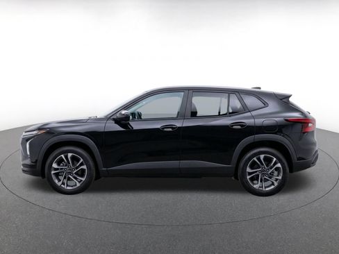 Used 2025 Chevrolet Trax LT FWD image 4