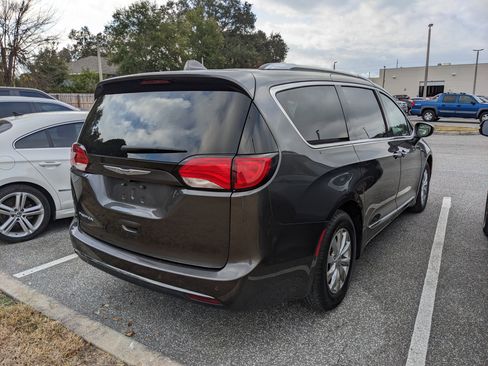 Used 2019 Chrysler Pacifica Touring-L image 18