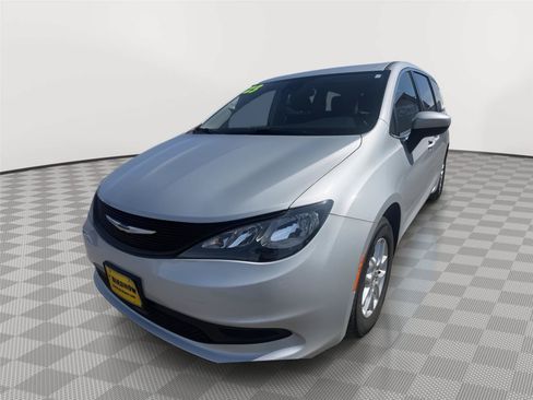 Used 2023 Chrysler Voyager LX FWD image 2