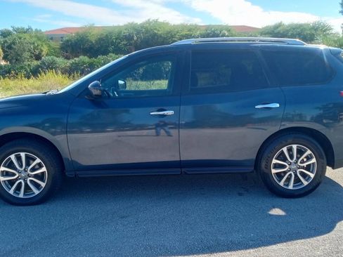 Used 2014 Nissan Pathfinder SV image 1