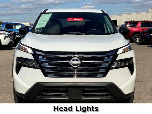 Used 2025 Nissan Rogue S image 2