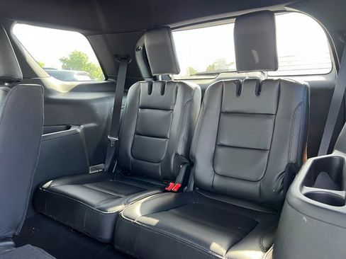 Used 2019 Ford Explorer XLT w/ Equipment Group 202A AWD/4WD image 6