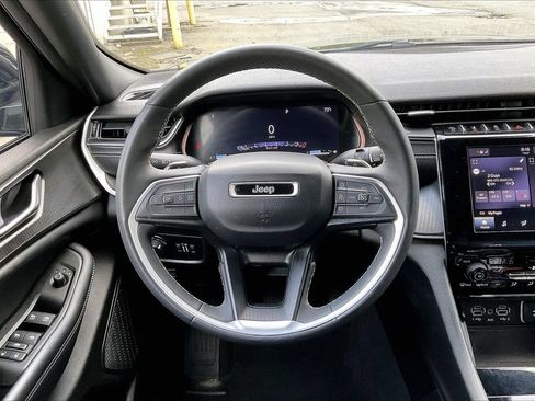 Used 2023 Jeep Grand Cherokee Altitude AWD/4WD image 9