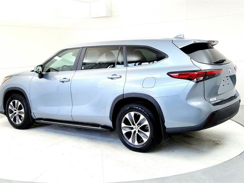 Used 2023 Toyota Highlander XLE image 4