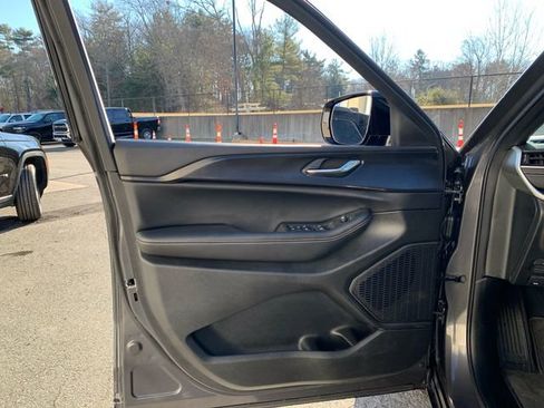 Used 2025 Jeep Grand Cherokee L Altitude image 25