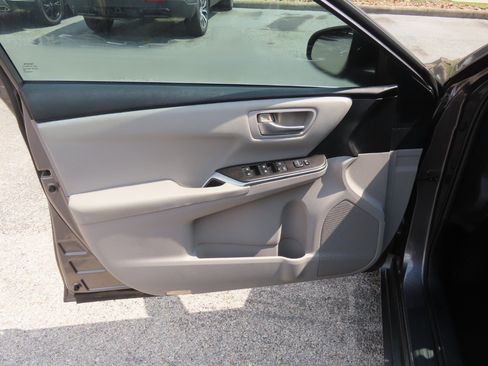 Used 2016 Toyota Camry SE FWD image 23