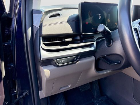 Used 2025 Kia Carnival FWD image 11