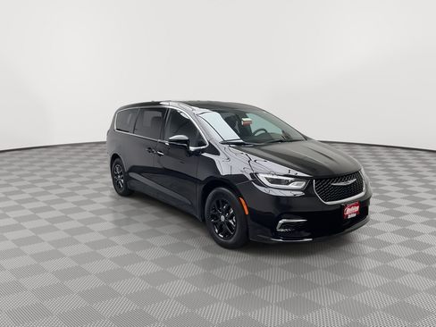 Used 2025 Chrysler Pacifica Select FWD image 32