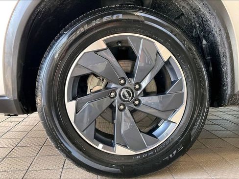 Used 2025 Nissan Rogue SV image 30