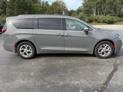 Used 2022 Chrysler Pacifica Limited FWD image 2
