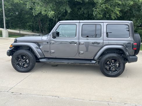 Used 2020 Jeep Wrangler Unlimited Sahara AWD/4WD image 7