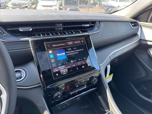 New 2025 Jeep Grand Cherokee Laredo X w/ Luxury Tech Group I image 13