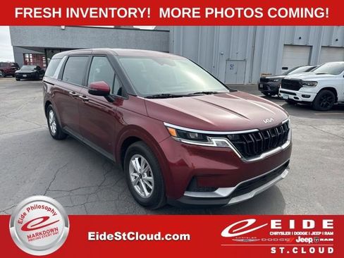 Used 2024 Kia Carnival LX image 1