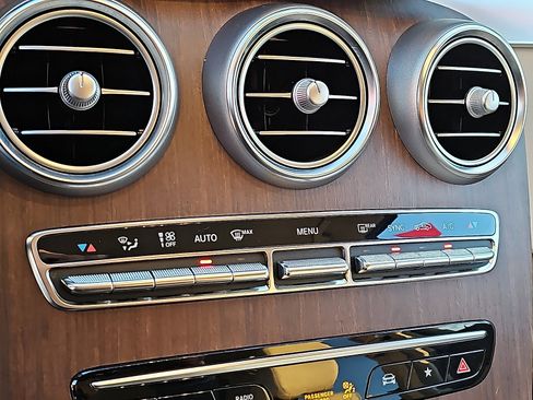 Used 2022 Mercedes-Benz GLC 300 4MATIC image 16