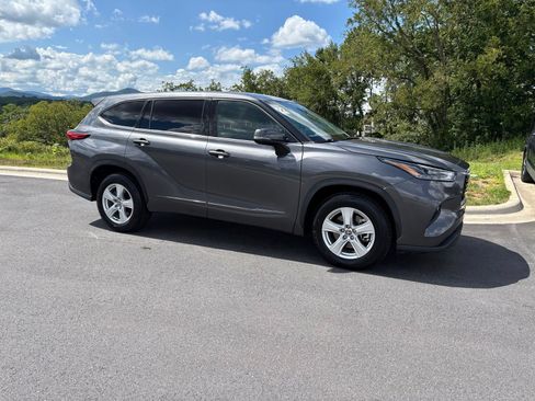 Used 2022 Toyota Highlander LE FWD image 7
