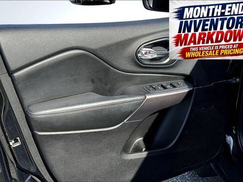 Used 2021 Jeep Cherokee Latitude Plus AWD/4WD image 23