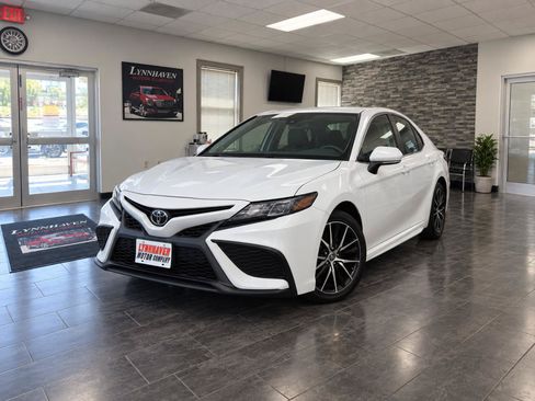 Used 2021 Toyota Camry SE FWD image 2