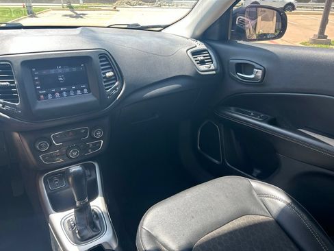Used 2019 Jeep Compass Latitude FWD image 15