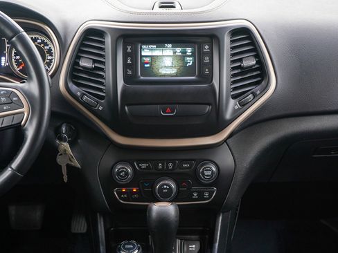 Used 2015 Jeep Cherokee Latitude AWD/4WD image 16