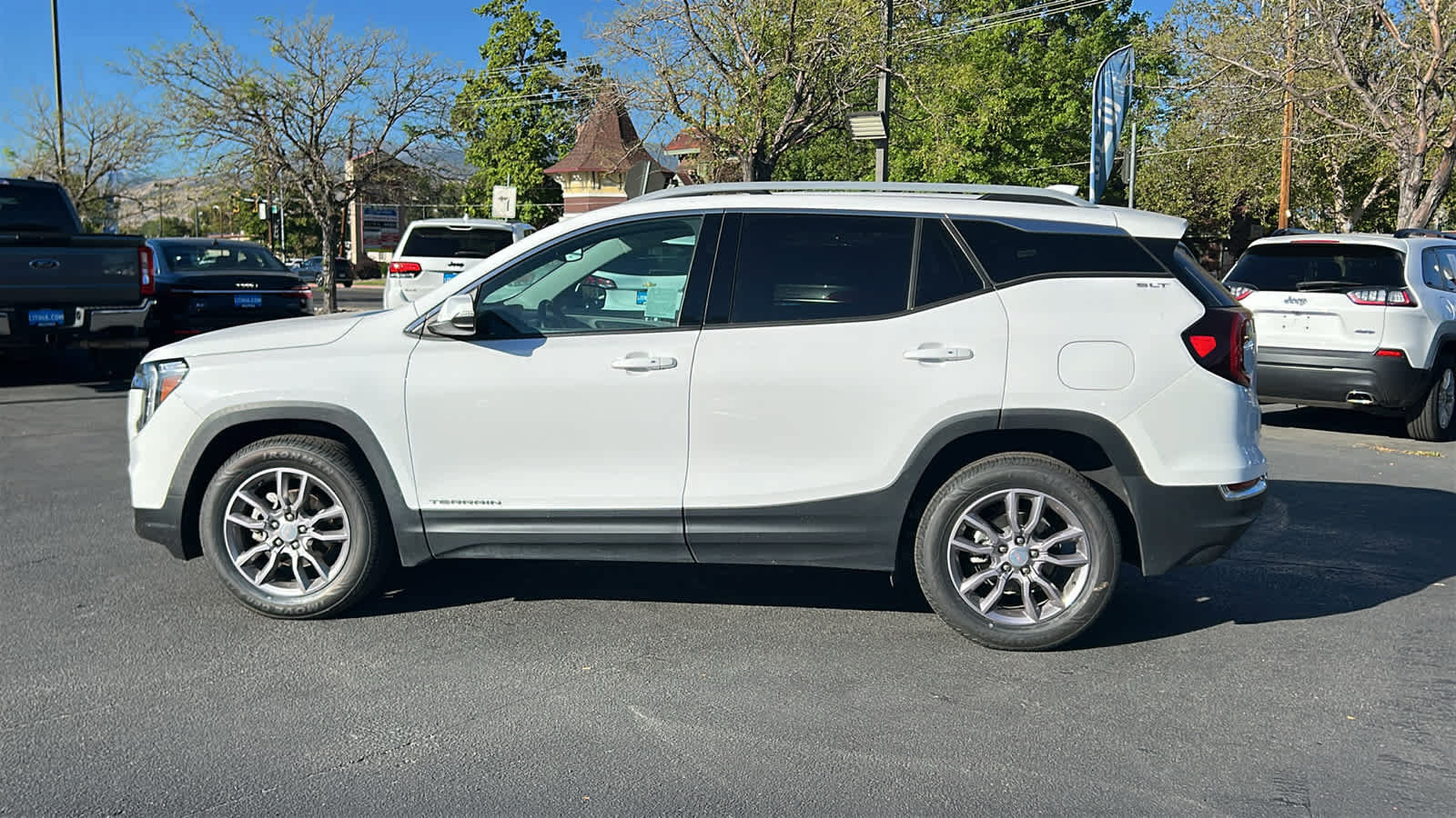 Used 2023 GMC Terrain SLT AWD/4WD image 8