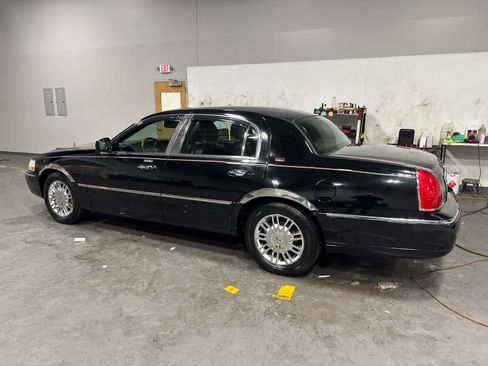Used 2008 Lincoln Town Car Signature Limited image 6