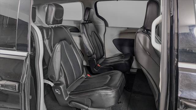 Used 2024 Chrysler Pacifica Touring-L FWD image 19