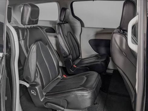 Used 2024 Chrysler Pacifica Touring-L FWD image 19