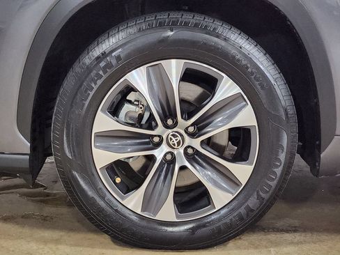 Used 2021 Toyota Highlander XLE FWD image 28