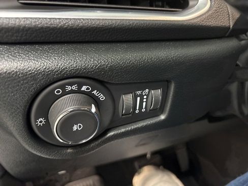 Used 2025 Chrysler Pacifica Limited image 29