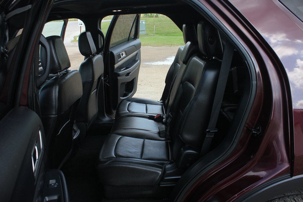 Used 2018 Ford Explorer XLT w/ Equipment Group 202A AWD/4WD image 39