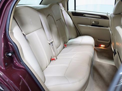 Used 2010 Lincoln Town Car Signature Limited RWD image 23