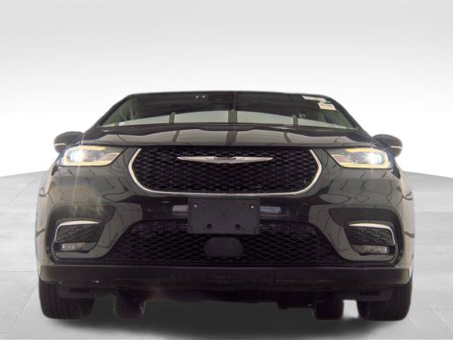 Used 2023 Chrysler Pacifica Touring-L FWD image 2